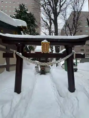 三吉神社の{uncategorized: "未分類", other: "その他", undefined: "問題あり", building: "その他建物", grave: "お墓", sacred_gate: "鳥居", guardian: "狛犬", statue: "像", buddha: "仏像", history: "歴史", nature: "自然", garden: "庭園", animal: "動物", pagoda: "塔", temizu: "手水舎", mountain_gate: "山門・神門", sanctuary: "本殿・本堂", subordinate: "末社・摂社", art: "芸術", scenery: "景色", jizo: "地蔵", ema: "絵馬", goshuin: "御朱印", omikuji: "おみくじ", items: "授与品その他", amulet: "お守り", goshuincho: "御朱印帳", eats: "食事", festival: "お祭り", votive_dance: "神楽", shichigosan: "七五三参", wedding: "結婚式", experience: "体験その他", initially: "初詣", around: "周辺", anti_infection: "感染症対策"}