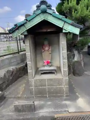 旧街道沿いの社の地蔵