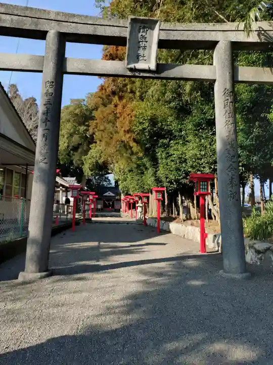御年神社の{uncategorized: "未分類", other: "その他", undefined: "問題あり", building: "その他建物", grave: "お墓", sacred_gate: "鳥居", guardian: "狛犬", statue: "像", buddha: "仏像", history: "歴史", nature: "自然", garden: "庭園", animal: "動物", pagoda: "塔", temizu: "手水舎", mountain_gate: "山門・神門", sanctuary: "本殿・本堂", subordinate: "末社・摂社", art: "芸術", scenery: "景色", jizo: "地蔵", ema: "絵馬", goshuin: "御朱印", omikuji: "おみくじ", items: "授与品その他", amulet: "お守り", goshuincho: "御朱印帳", eats: "食事", festival: "お祭り", votive_dance: "神楽", shichigosan: "七五三参", wedding: "結婚式", experience: "体験その他", initially: "初詣", around: "周辺", anti_infection: "感染症対策"}
