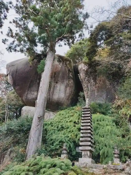 笠置寺の{uncategorized: "未分類", other: "その他", undefined: "問題あり", building: "その他建物", grave: "お墓", sacred_gate: "鳥居", guardian: "狛犬", statue: "像", buddha: "仏像", history: "歴史", nature: "自然", garden: "庭園", animal: "動物", pagoda: "塔", temizu: "手水舎", mountain_gate: "山門・神門", sanctuary: "本殿・本堂", subordinate: "末社・摂社", art: "芸術", scenery: "景色", jizo: "地蔵", ema: "絵馬", goshuin: "御朱印", omikuji: "おみくじ", items: "授与品その他", amulet: "お守り", goshuincho: "御朱印帳", eats: "食事", festival: "お祭り", votive_dance: "神楽", shichigosan: "七五三参", wedding: "結婚式", experience: "体験その他", initially: "初詣", around: "周辺", anti_infection: "感染症対策"}