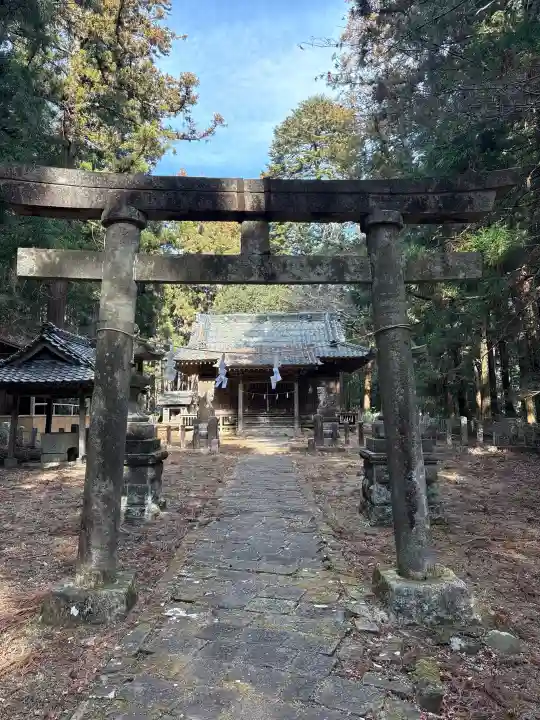日光神社(名草中町)の{uncategorized: "未分類", other: "その他", undefined: "問題あり", building: "その他建物", grave: "お墓", sacred_gate: "鳥居", guardian: "狛犬", statue: "像", buddha: "仏像", history: "歴史", nature: "自然", garden: "庭園", animal: "動物", pagoda: "塔", temizu: "手水舎", mountain_gate: "山門・神門", sanctuary: "本殿・本堂", subordinate: "末社・摂社", art: "芸術", scenery: "景色", jizo: "地蔵", ema: "絵馬", goshuin: "御朱印", omikuji: "おみくじ", items: "授与品その他", amulet: "お守り", goshuincho: "御朱印帳", eats: "食事", festival: "お祭り", votive_dance: "神楽", shichigosan: "七五三参", wedding: "結婚式", experience: "体験その他", initially: "初詣", around: "周辺", anti_infection: "感染症対策"}