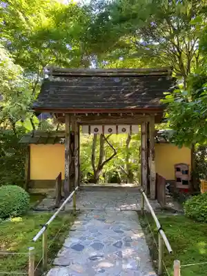 寂光院の山門・神門