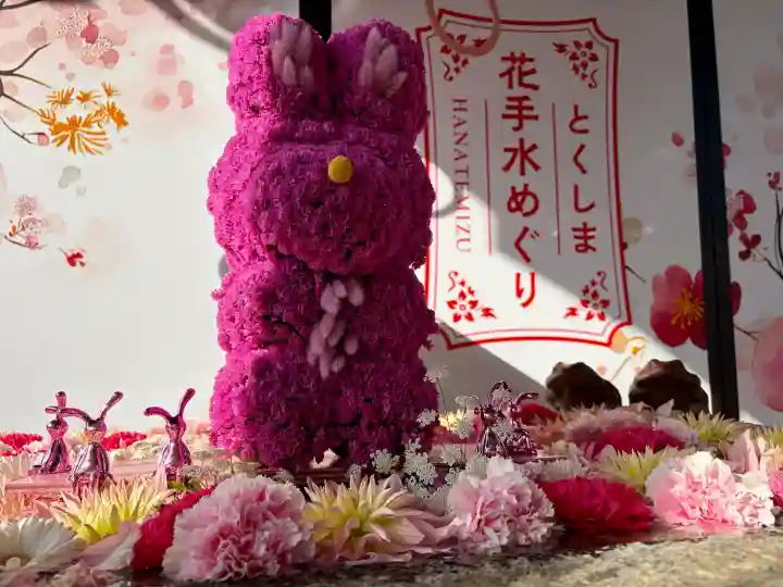 大御和神社の{uncategorized: "未分類", other: "その他", undefined: "問題あり", building: "その他建物", grave: "お墓", sacred_gate: "鳥居", guardian: "狛犬", statue: "像", buddha: "仏像", history: "歴史", nature: "自然", garden: "庭園", animal: "動物", pagoda: "塔", temizu: "手水舎", mountain_gate: "山門・神門", sanctuary: "本殿・本堂", subordinate: "末社・摂社", art: "芸術", scenery: "景色", jizo: "地蔵", ema: "絵馬", goshuin: "御朱印", omikuji: "おみくじ", items: "授与品その他", amulet: "お守り", goshuincho: "御朱印帳", eats: "食事", festival: "お祭り", votive_dance: "神楽", shichigosan: "七五三参", wedding: "結婚式", experience: "体験その他", initially: "初詣", around: "周辺", anti_infection: "感染症対策"}