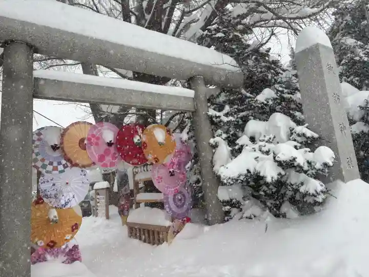 札幌諏訪神社の{uncategorized: "未分類", other: "その他", undefined: "問題あり", building: "その他建物", grave: "お墓", sacred_gate: "鳥居", guardian: "狛犬", statue: "像", buddha: "仏像", history: "歴史", nature: "自然", garden: "庭園", animal: "動物", pagoda: "塔", temizu: "手水舎", mountain_gate: "山門・神門", sanctuary: "本殿・本堂", subordinate: "末社・摂社", art: "芸術", scenery: "景色", jizo: "地蔵", ema: "絵馬", goshuin: "御朱印", omikuji: "おみくじ", items: "授与品その他", amulet: "お守り", goshuincho: "御朱印帳", eats: "食事", festival: "お祭り", votive_dance: "神楽", shichigosan: "七五三参", wedding: "結婚式", experience: "体験その他", initially: "初詣", around: "周辺", anti_infection: "感染症対策"}