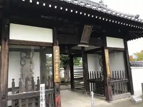 曼荼羅寺の山門・神門