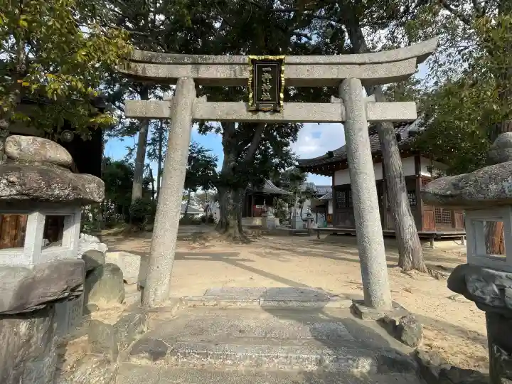 一杵神社(大宝神社飛地境内)の{uncategorized: "未分類", other: "その他", undefined: "問題あり", building: "その他建物", grave: "お墓", sacred_gate: "鳥居", guardian: "狛犬", statue: "像", buddha: "仏像", history: "歴史", nature: "自然", garden: "庭園", animal: "動物", pagoda: "塔", temizu: "手水舎", mountain_gate: "山門・神門", sanctuary: "本殿・本堂", subordinate: "末社・摂社", art: "芸術", scenery: "景色", jizo: "地蔵", ema: "絵馬", goshuin: "御朱印", omikuji: "おみくじ", items: "授与品その他", amulet: "お守り", goshuincho: "御朱印帳", eats: "食事", festival: "お祭り", votive_dance: "神楽", shichigosan: "七五三参", wedding: "結婚式", experience: "体験その他", initially: "初詣", around: "周辺", anti_infection: "感染症対策"}