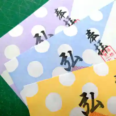 カラフルなケイトウに合わせて、ドット柄も3色ご用意。どのお色になるかは開けてからのお楽しみに！