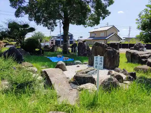 國建神社の庭園