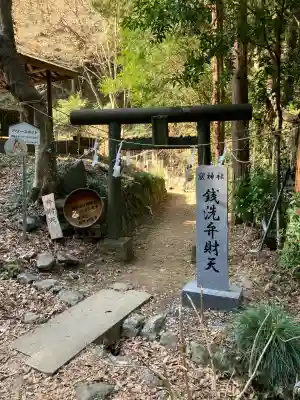 窟神社の{uncategorized: "未分類", other: "その他", undefined: "問題あり", building: "その他建物", grave: "お墓", sacred_gate: "鳥居", guardian: "狛犬", statue: "像", buddha: "仏像", history: "歴史", nature: "自然", garden: "庭園", animal: "動物", pagoda: "塔", temizu: "手水舎", mountain_gate: "山門・神門", sanctuary: "本殿・本堂", subordinate: "末社・摂社", art: "芸術", scenery: "景色", jizo: "地蔵", ema: "絵馬", goshuin: "御朱印", omikuji: "おみくじ", items: "授与品その他", amulet: "お守り", goshuincho: "御朱印帳", eats: "食事", festival: "お祭り", votive_dance: "神楽", shichigosan: "七五三参", wedding: "結婚式", experience: "体験その他", initially: "初詣", around: "周辺", anti_infection: "感染症対策"}