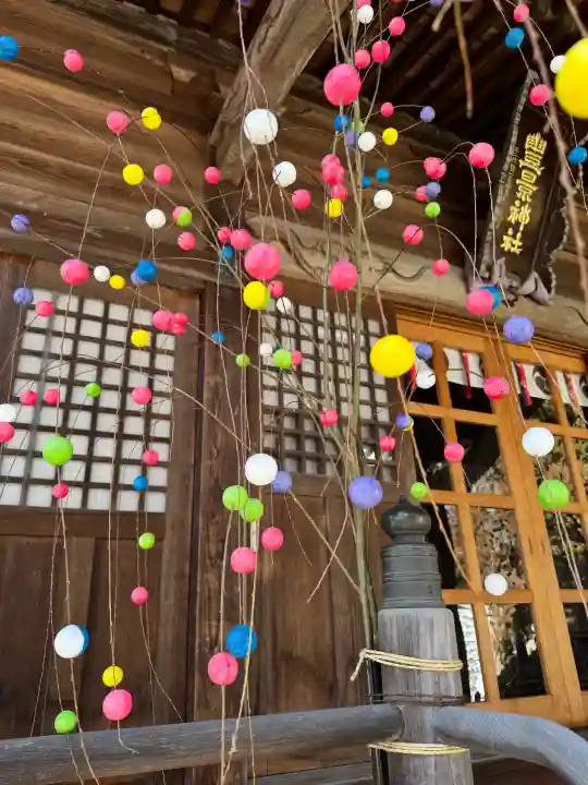 豊景神社の{uncategorized: "未分類", other: "その他", undefined: "問題あり", building: "その他建物", grave: "お墓", sacred_gate: "鳥居", guardian: "狛犬", statue: "像", buddha: "仏像", history: "歴史", nature: "自然", garden: "庭園", animal: "動物", pagoda: "塔", temizu: "手水舎", mountain_gate: "山門・神門", sanctuary: "本殿・本堂", subordinate: "末社・摂社", art: "芸術", scenery: "景色", jizo: "地蔵", ema: "絵馬", goshuin: "御朱印", omikuji: "おみくじ", items: "授与品その他", amulet: "お守り", goshuincho: "御朱印帳", eats: "食事", festival: "お祭り", votive_dance: "神楽", shichigosan: "七五三参", wedding: "結婚式", experience: "体験その他", initially: "初詣", around: "周辺", anti_infection: "感染症対策"}