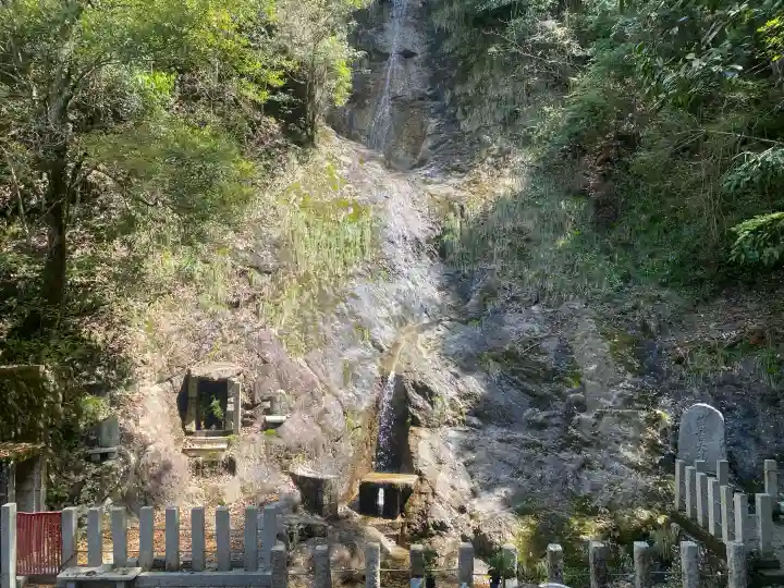 満願滝弁財天の{uncategorized: "未分類", other: "その他", undefined: "問題あり", building: "その他建物", grave: "お墓", sacred_gate: "鳥居", guardian: "狛犬", statue: "像", buddha: "仏像", history: "歴史", nature: "自然", garden: "庭園", animal: "動物", pagoda: "塔", temizu: "手水舎", mountain_gate: "山門・神門", sanctuary: "本殿・本堂", subordinate: "末社・摂社", art: "芸術", scenery: "景色", jizo: "地蔵", ema: "絵馬", goshuin: "御朱印", omikuji: "おみくじ", items: "授与品その他", amulet: "お守り", goshuincho: "御朱印帳", eats: "食事", festival: "お祭り", votive_dance: "神楽", shichigosan: "七五三参", wedding: "結婚式", experience: "体験その他", initially: "初詣", around: "周辺", anti_infection: "感染症対策"}