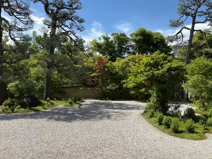 廬山寺(廬山天台講寺)の{uncategorized: "未分類", other: "その他", undefined: "問題あり", building: "その他建物", grave: "お墓", sacred_gate: "鳥居", guardian: "狛犬", statue: "像", buddha: "仏像", history: "歴史", nature: "自然", garden: "庭園", animal: "動物", pagoda: "塔", temizu: "手水舎", mountain_gate: "山門・神門", sanctuary: "本殿・本堂", subordinate: "末社・摂社", art: "芸術", scenery: "景色", jizo: "地蔵", ema: "絵馬", goshuin: "御朱印", omikuji: "おみくじ", items: "授与品その他", amulet: "お守り", goshuincho: "御朱印帳", eats: "食事", festival: "お祭り", votive_dance: "神楽", shichigosan: "七五三参", wedding: "結婚式", experience: "体験その他", initially: "初詣", around: "周辺", anti_infection: "感染症対策"}