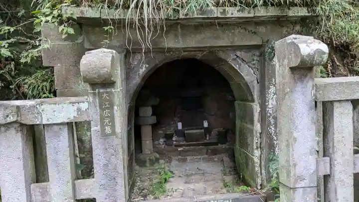 法華堂跡(源頼朝墓・北条義時墓)のお墓