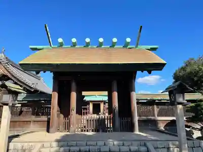 鳥出神社の山門・神門