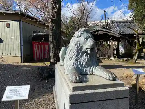 三囲神社の像