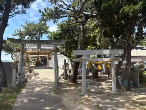 八幡社の{uncategorized: "未分類", other: "その他", undefined: "問題あり", building: "その他建物", grave: "お墓", sacred_gate: "鳥居", guardian: "狛犬", statue: "像", buddha: "仏像", history: "歴史", nature: "自然", garden: "庭園", animal: "動物", pagoda: "塔", temizu: "手水舎", mountain_gate: "山門・神門", sanctuary: "本殿・本堂", subordinate: "末社・摂社", art: "芸術", scenery: "景色", jizo: "地蔵", ema: "絵馬", goshuin: "御朱印", omikuji: "おみくじ", items: "授与品その他", amulet: "お守り", goshuincho: "御朱印帳", eats: "食事", festival: "お祭り", votive_dance: "神楽", shichigosan: "七五三参", wedding: "結婚式", experience: "体験その他", initially: "初詣", around: "周辺", anti_infection: "感染症対策"}