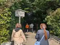 小社神社(皇大神宮末社)の{uncategorized: "未分類", other: "その他", undefined: "問題あり", building: "その他建物", grave: "お墓", sacred_gate: "鳥居", guardian: "狛犬", statue: "像", buddha: "仏像", history: "歴史", nature: "自然", garden: "庭園", animal: "動物", pagoda: "塔", temizu: "手水舎", mountain_gate: "山門・神門", sanctuary: "本殿・本堂", subordinate: "末社・摂社", art: "芸術", scenery: "景色", jizo: "地蔵", ema: "絵馬", goshuin: "御朱印", omikuji: "おみくじ", items: "授与品その他", amulet: "お守り", goshuincho: "御朱印帳", eats: "食事", festival: "お祭り", votive_dance: "神楽", shichigosan: "七五三参", wedding: "結婚式", experience: "体験その他", initially: "初詣", around: "周辺", anti_infection: "感染症対策"}