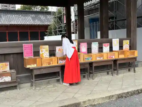 静岡浅間神社の{uncategorized: "未分類", other: "その他", undefined: "問題あり", building: "その他建物", grave: "お墓", sacred_gate: "鳥居", guardian: "狛犬", statue: "像", buddha: "仏像", history: "歴史", nature: "自然", garden: "庭園", animal: "動物", pagoda: "塔", temizu: "手水舎", mountain_gate: "山門・神門", sanctuary: "本殿・本堂", subordinate: "末社・摂社", art: "芸術", scenery: "景色", jizo: "地蔵", ema: "絵馬", goshuin: "御朱印", omikuji: "おみくじ", items: "授与品その他", amulet: "お守り", goshuincho: "御朱印帳", eats: "食事", festival: "お祭り", votive_dance: "神楽", shichigosan: "七五三参", wedding: "結婚式", experience: "体験その他", initially: "初詣", around: "周辺", anti_infection: "感染症対策"}