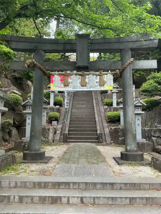 師岡熊野神社の{uncategorized: "未分類", other: "その他", undefined: "問題あり", building: "その他建物", grave: "お墓", sacred_gate: "鳥居", guardian: "狛犬", statue: "像", buddha: "仏像", history: "歴史", nature: "自然", garden: "庭園", animal: "動物", pagoda: "塔", temizu: "手水舎", mountain_gate: "山門・神門", sanctuary: "本殿・本堂", subordinate: "末社・摂社", art: "芸術", scenery: "景色", jizo: "地蔵", ema: "絵馬", goshuin: "御朱印", omikuji: "おみくじ", items: "授与品その他", amulet: "お守り", goshuincho: "御朱印帳", eats: "食事", festival: "お祭り", votive_dance: "神楽", shichigosan: "七五三参", wedding: "結婚式", experience: "体験その他", initially: "初詣", around: "周辺", anti_infection: "感染症対策"}