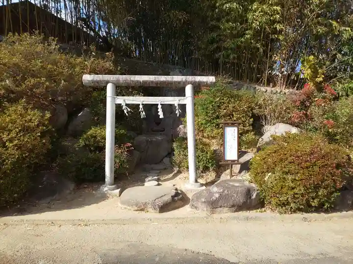 差出磯大嶽山神社 仕事と健康と厄よけの神さまの鳥居