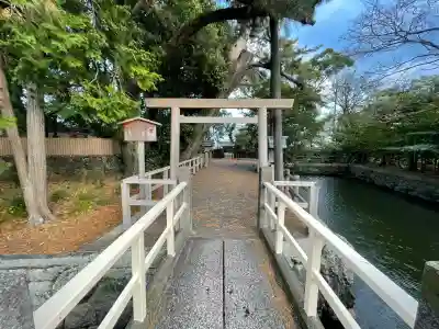 御食神社（豊受大神宮摂社）の{uncategorized: "未分類", other: "その他", undefined: "問題あり", building: "その他建物", grave: "お墓", sacred_gate: "鳥居", guardian: "狛犬", statue: "像", buddha: "仏像", history: "歴史", nature: "自然", garden: "庭園", animal: "動物", pagoda: "塔", temizu: "手水舎", mountain_gate: "山門・神門", sanctuary: "本殿・本堂", subordinate: "末社・摂社", art: "芸術", scenery: "景色", jizo: "地蔵", ema: "絵馬", goshuin: "御朱印", omikuji: "おみくじ", items: "授与品その他", amulet: "お守り", goshuincho: "御朱印帳", eats: "食事", festival: "お祭り", votive_dance: "神楽", shichigosan: "七五三参", wedding: "結婚式", experience: "体験その他", initially: "初詣", around: "周辺", anti_infection: "感染症対策"}