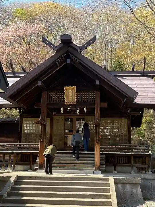湯澤神社の{uncategorized: "未分類", other: "その他", undefined: "問題あり", building: "その他建物", grave: "お墓", sacred_gate: "鳥居", guardian: "狛犬", statue: "像", buddha: "仏像", history: "歴史", nature: "自然", garden: "庭園", animal: "動物", pagoda: "塔", temizu: "手水舎", mountain_gate: "山門・神門", sanctuary: "本殿・本堂", subordinate: "末社・摂社", art: "芸術", scenery: "景色", jizo: "地蔵", ema: "絵馬", goshuin: "御朱印", omikuji: "おみくじ", items: "授与品その他", amulet: "お守り", goshuincho: "御朱印帳", eats: "食事", festival: "お祭り", votive_dance: "神楽", shichigosan: "七五三参", wedding: "結婚式", experience: "体験その他", initially: "初詣", around: "周辺", anti_infection: "感染症対策"}