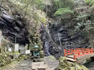 大本山七宝瀧寺の{uncategorized: "未分類", other: "その他", undefined: "問題あり", building: "その他建物", grave: "お墓", sacred_gate: "鳥居", guardian: "狛犬", statue: "像", buddha: "仏像", history: "歴史", nature: "自然", garden: "庭園", animal: "動物", pagoda: "塔", temizu: "手水舎", mountain_gate: "山門・神門", sanctuary: "本殿・本堂", subordinate: "末社・摂社", art: "芸術", scenery: "景色", jizo: "地蔵", ema: "絵馬", goshuin: "御朱印", omikuji: "おみくじ", items: "授与品その他", amulet: "お守り", goshuincho: "御朱印帳", eats: "食事", festival: "お祭り", votive_dance: "神楽", shichigosan: "七五三参", wedding: "結婚式", experience: "体験その他", initially: "初詣", around: "周辺", anti_infection: "感染症対策"}