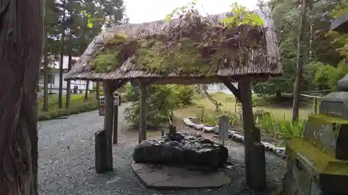 義經神社の手水舎