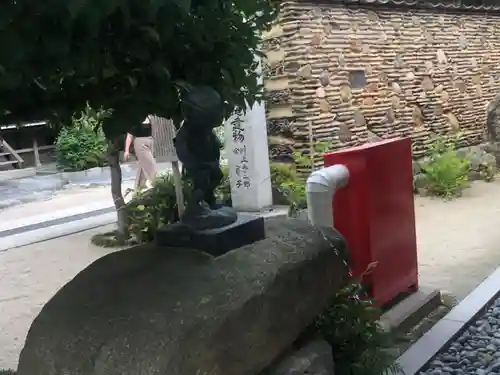 注連縣稲荷神社の手水舎