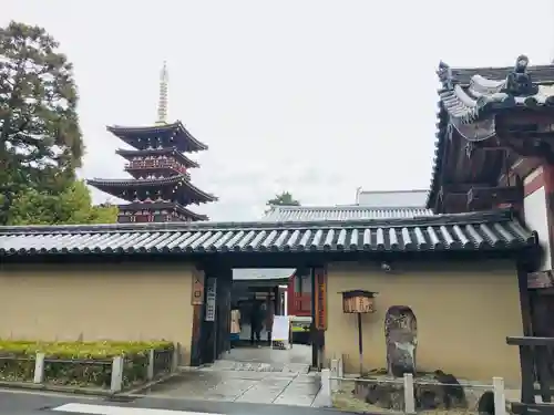 薬師寺の山門