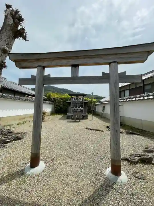 神御前神社(大神神社摂社)の{uncategorized: "未分類", other: "その他", undefined: "問題あり", building: "その他建物", grave: "お墓", sacred_gate: "鳥居", guardian: "狛犬", statue: "像", buddha: "仏像", history: "歴史", nature: "自然", garden: "庭園", animal: "動物", pagoda: "塔", temizu: "手水舎", mountain_gate: "山門・神門", sanctuary: "本殿・本堂", subordinate: "末社・摂社", art: "芸術", scenery: "景色", jizo: "地蔵", ema: "絵馬", goshuin: "御朱印", omikuji: "おみくじ", items: "授与品その他", amulet: "お守り", goshuincho: "御朱印帳", eats: "食事", festival: "お祭り", votive_dance: "神楽", shichigosan: "七五三参", wedding: "結婚式", experience: "体験その他", initially: "初詣", around: "周辺", anti_infection: "感染症対策"}