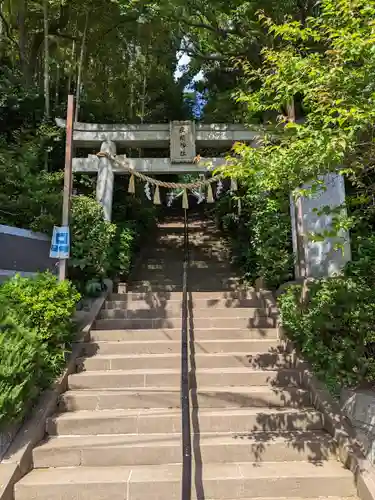 座間神社の鳥居