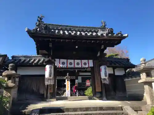 帯解寺の山門