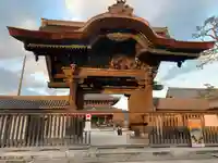 本山専修寺の山門・神門