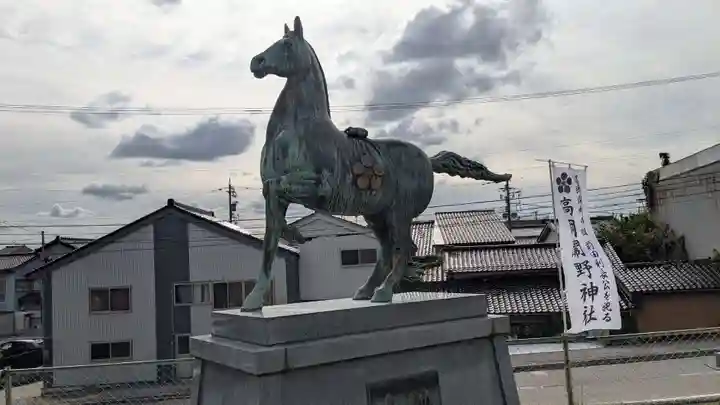高岡関野神社の像