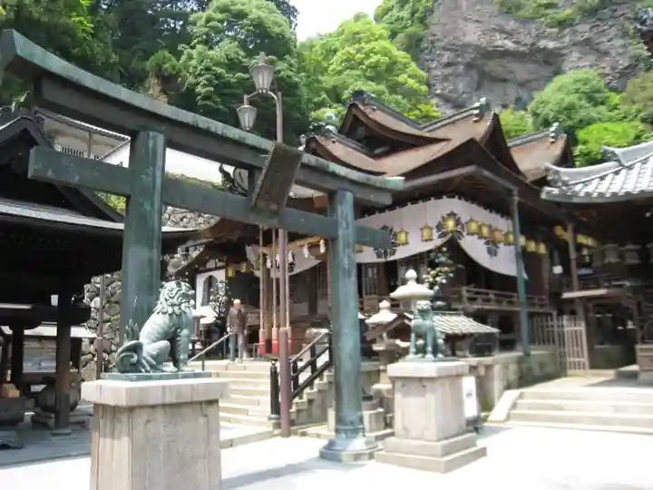 宝山寺の本殿・本堂