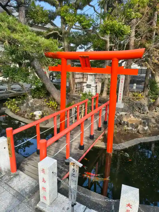 相模国総社六所神社の{uncategorized: "未分類", other: "その他", undefined: "問題あり", building: "その他建物", grave: "お墓", sacred_gate: "鳥居", guardian: "狛犬", statue: "像", buddha: "仏像", history: "歴史", nature: "自然", garden: "庭園", animal: "動物", pagoda: "塔", temizu: "手水舎", mountain_gate: "山門・神門", sanctuary: "本殿・本堂", subordinate: "末社・摂社", art: "芸術", scenery: "景色", jizo: "地蔵", ema: "絵馬", goshuin: "御朱印", omikuji: "おみくじ", items: "授与品その他", amulet: "お守り", goshuincho: "御朱印帳", eats: "食事", festival: "お祭り", votive_dance: "神楽", shichigosan: "七五三参", wedding: "結婚式", experience: "体験その他", initially: "初詣", around: "周辺", anti_infection: "感染症対策"}