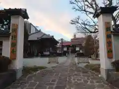 洞林寺の山門