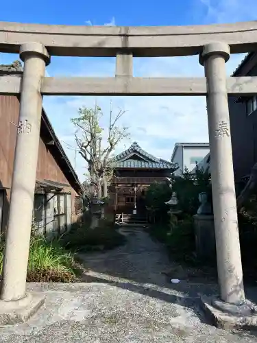 附船町金刀比羅神社の{uncategorized: "未分類", other: "その他", undefined: "問題あり", building: "その他建物", grave: "お墓", sacred_gate: "鳥居", guardian: "狛犬", statue: "像", buddha: "仏像", history: "歴史", nature: "自然", garden: "庭園", animal: "動物", pagoda: "塔", temizu: "手水舎", mountain_gate: "山門・神門", sanctuary: "本殿・本堂", subordinate: "末社・摂社", art: "芸術", scenery: "景色", jizo: "地蔵", ema: "絵馬", goshuin: "御朱印", omikuji: "おみくじ", items: "授与品その他", amulet: "お守り", goshuincho: "御朱印帳", eats: "食事", festival: "お祭り", votive_dance: "神楽", shichigosan: "七五三参", wedding: "結婚式", experience: "体験その他", initially: "初詣", around: "周辺", anti_infection: "感染症対策"}