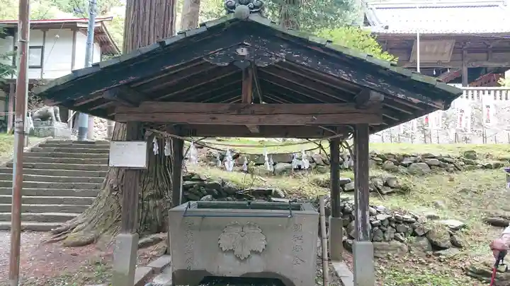 新海三社神社の手水舎