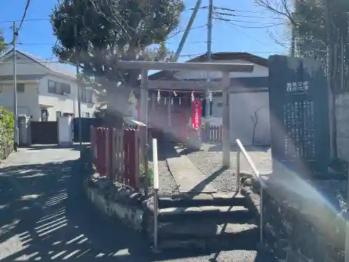 宇都宮稲荷神社（宇都宮辻幕府旧跡）の{uncategorized: "未分類", other: "その他", undefined: "問題あり", building: "その他建物", grave: "お墓", sacred_gate: "鳥居", guardian: "狛犬", statue: "像", buddha: "仏像", history: "歴史", nature: "自然", garden: "庭園", animal: "動物", pagoda: "塔", temizu: "手水舎", mountain_gate: "山門・神門", sanctuary: "本殿・本堂", subordinate: "末社・摂社", art: "芸術", scenery: "景色", jizo: "地蔵", ema: "絵馬", goshuin: "御朱印", omikuji: "おみくじ", items: "授与品その他", amulet: "お守り", goshuincho: "御朱印帳", eats: "食事", festival: "お祭り", votive_dance: "神楽", shichigosan: "七五三参", wedding: "結婚式", experience: "体験その他", initially: "初詣", around: "周辺", anti_infection: "感染症対策"}