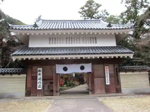 目の霊山　油山寺の山門