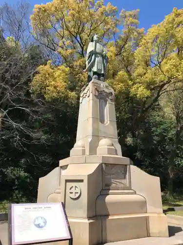 照國神社の像