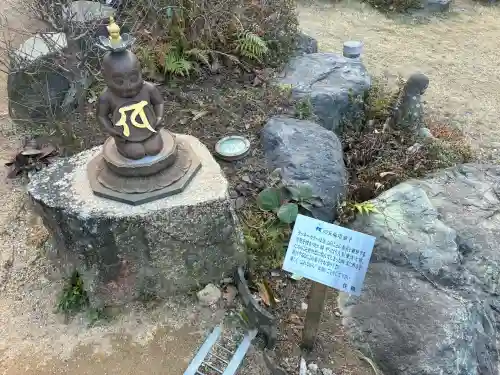 青蓮寺の{uncategorized: "未分類", other: "その他", undefined: "問題あり", building: "その他建物", grave: "お墓", sacred_gate: "鳥居", guardian: "狛犬", statue: "像", buddha: "仏像", history: "歴史", nature: "自然", garden: "庭園", animal: "動物", pagoda: "塔", temizu: "手水舎", mountain_gate: "山門・神門", sanctuary: "本殿・本堂", subordinate: "末社・摂社", art: "芸術", scenery: "景色", jizo: "地蔵", ema: "絵馬", goshuin: "御朱印", omikuji: "おみくじ", items: "授与品その他", amulet: "お守り", goshuincho: "御朱印帳", eats: "食事", festival: "お祭り", votive_dance: "神楽", shichigosan: "七五三参", wedding: "結婚式", experience: "体験その他", initially: "初詣", around: "周辺", anti_infection: "感染症対策"}
