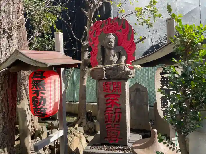 三峯神社の{uncategorized: "未分類", other: "その他", undefined: "問題あり", building: "その他建物", grave: "お墓", sacred_gate: "鳥居", guardian: "狛犬", statue: "像", buddha: "仏像", history: "歴史", nature: "自然", garden: "庭園", animal: "動物", pagoda: "塔", temizu: "手水舎", mountain_gate: "山門・神門", sanctuary: "本殿・本堂", subordinate: "末社・摂社", art: "芸術", scenery: "景色", jizo: "地蔵", ema: "絵馬", goshuin: "御朱印", omikuji: "おみくじ", items: "授与品その他", amulet: "お守り", goshuincho: "御朱印帳", eats: "食事", festival: "お祭り", votive_dance: "神楽", shichigosan: "七五三参", wedding: "結婚式", experience: "体験その他", initially: "初詣", around: "周辺", anti_infection: "感染症対策"}
