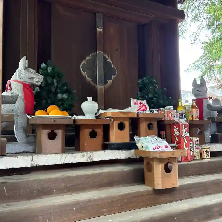四本木稲荷神社の{uncategorized: "未分類", other: "その他", undefined: "問題あり", building: "その他建物", grave: "お墓", sacred_gate: "鳥居", guardian: "狛犬", statue: "像", buddha: "仏像", history: "歴史", nature: "自然", garden: "庭園", animal: "動物", pagoda: "塔", temizu: "手水舎", mountain_gate: "山門・神門", sanctuary: "本殿・本堂", subordinate: "末社・摂社", art: "芸術", scenery: "景色", jizo: "地蔵", ema: "絵馬", goshuin: "御朱印", omikuji: "おみくじ", items: "授与品その他", amulet: "お守り", goshuincho: "御朱印帳", eats: "食事", festival: "お祭り", votive_dance: "神楽", shichigosan: "七五三参", wedding: "結婚式", experience: "体験その他", initially: "初詣", around: "周辺", anti_infection: "感染症対策"}