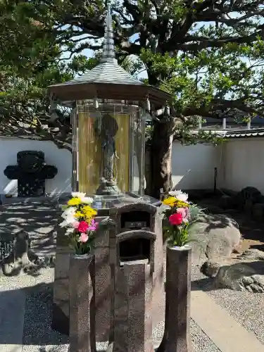 普門院の{uncategorized: "未分類", other: "その他", undefined: "問題あり", building: "その他建物", grave: "お墓", sacred_gate: "鳥居", guardian: "狛犬", statue: "像", buddha: "仏像", history: "歴史", nature: "自然", garden: "庭園", animal: "動物", pagoda: "塔", temizu: "手水舎", mountain_gate: "山門・神門", sanctuary: "本殿・本堂", subordinate: "末社・摂社", art: "芸術", scenery: "景色", jizo: "地蔵", ema: "絵馬", goshuin: "御朱印", omikuji: "おみくじ", items: "授与品その他", amulet: "お守り", goshuincho: "御朱印帳", eats: "食事", festival: "お祭り", votive_dance: "神楽", shichigosan: "七五三参", wedding: "結婚式", experience: "体験その他", initially: "初詣", around: "周辺", anti_infection: "感染症対策"}