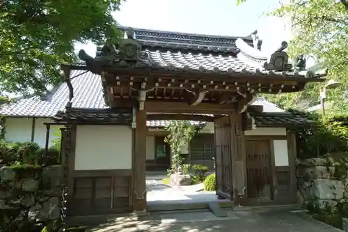 西教寺の山門