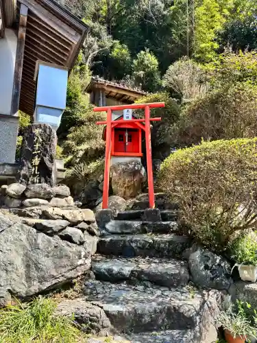 ニ瀬川観音堂の{uncategorized: "未分類", other: "その他", undefined: "問題あり", building: "その他建物", grave: "お墓", sacred_gate: "鳥居", guardian: "狛犬", statue: "像", buddha: "仏像", history: "歴史", nature: "自然", garden: "庭園", animal: "動物", pagoda: "塔", temizu: "手水舎", mountain_gate: "山門・神門", sanctuary: "本殿・本堂", subordinate: "末社・摂社", art: "芸術", scenery: "景色", jizo: "地蔵", ema: "絵馬", goshuin: "御朱印", omikuji: "おみくじ", items: "授与品その他", amulet: "お守り", goshuincho: "御朱印帳", eats: "食事", festival: "お祭り", votive_dance: "神楽", shichigosan: "七五三参", wedding: "結婚式", experience: "体験その他", initially: "初詣", around: "周辺", anti_infection: "感染症対策"}