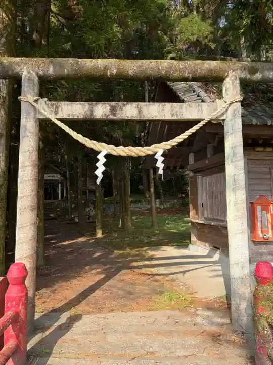 卑弥呼神社の{uncategorized: "未分類", other: "その他", undefined: "問題あり", building: "その他建物", grave: "お墓", sacred_gate: "鳥居", guardian: "狛犬", statue: "像", buddha: "仏像", history: "歴史", nature: "自然", garden: "庭園", animal: "動物", pagoda: "塔", temizu: "手水舎", mountain_gate: "山門・神門", sanctuary: "本殿・本堂", subordinate: "末社・摂社", art: "芸術", scenery: "景色", jizo: "地蔵", ema: "絵馬", goshuin: "御朱印", omikuji: "おみくじ", items: "授与品その他", amulet: "お守り", goshuincho: "御朱印帳", eats: "食事", festival: "お祭り", votive_dance: "神楽", shichigosan: "七五三参", wedding: "結婚式", experience: "体験その他", initially: "初詣", around: "周辺", anti_infection: "感染症対策"}
